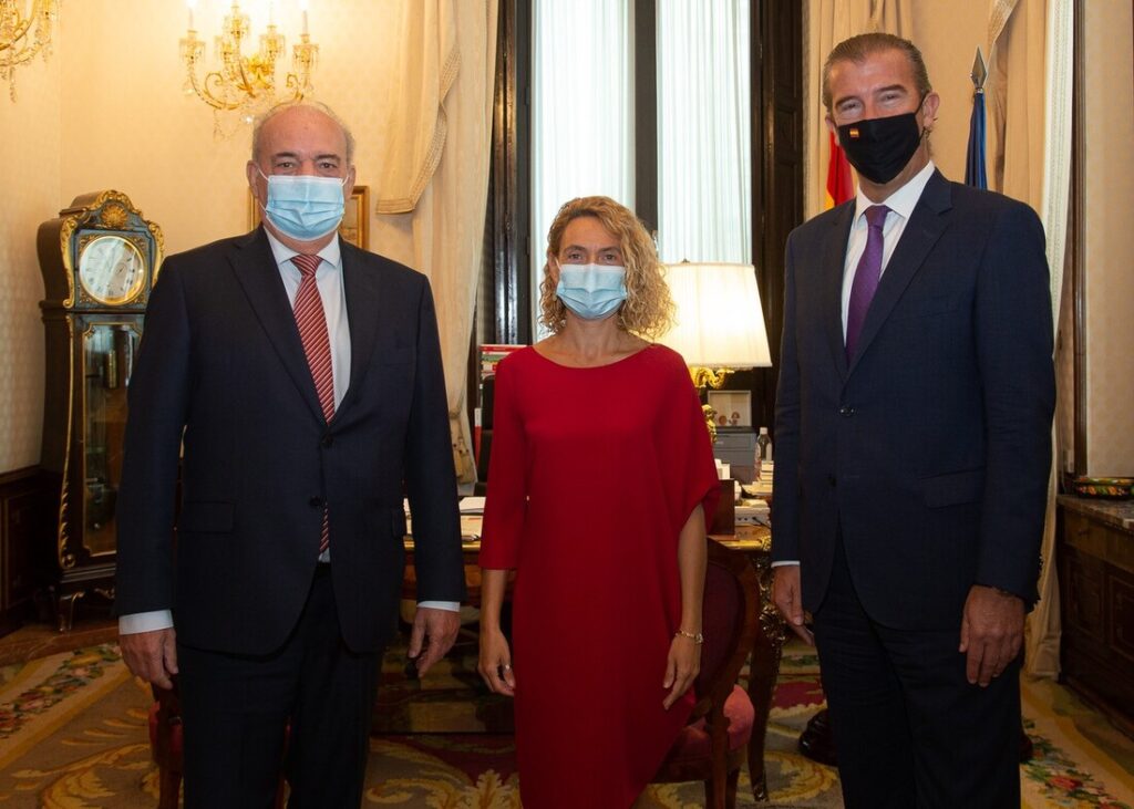 José Oriol Sala, Javier Pérez de Vargas y Meritxell Batet posando en el Congreso de los Diputados