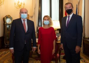 José Oriol Sala, Javier Pérez de Vargas y Meritxell Batet posando en el Congreso de los Diputados
