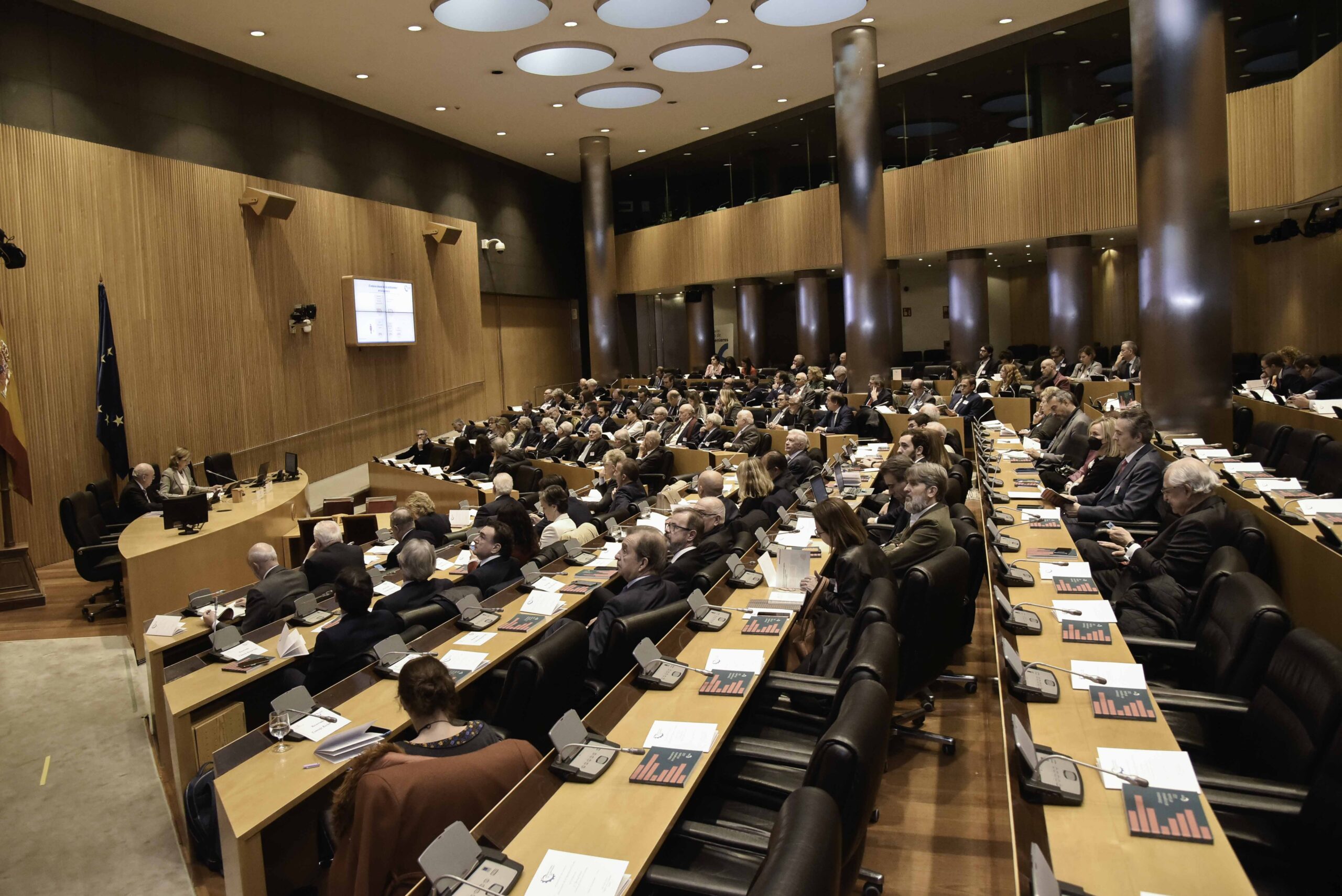 Vista lateral de un auditorio lleno de gente